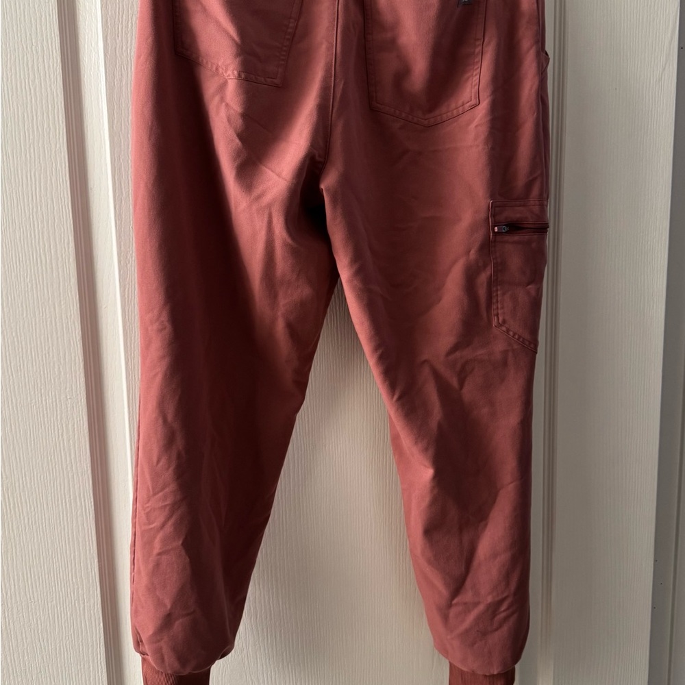 Figs Scrub Set
High Waist Jogger pants and Rafaella Shirt in size M Color Mauve - Picture 4 of 4